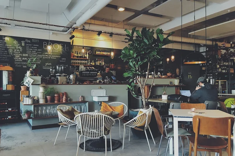 L'intérieur chaleureux d'un café de quartier