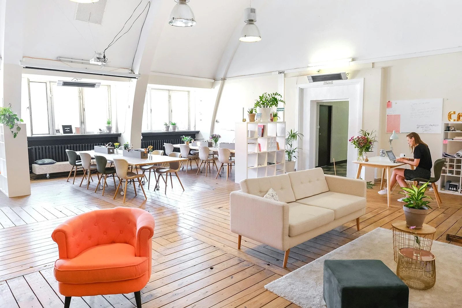 Un atelier lumineux où l'on conçoit des sites internet pour les artisans et les petites entreprises