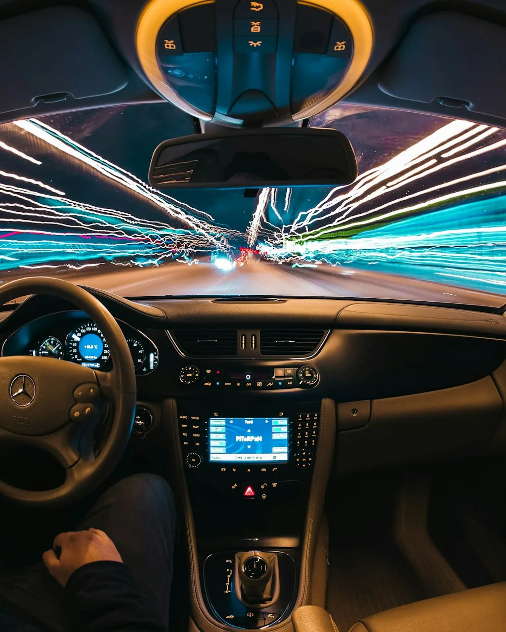Chauffeur de taxi conventionné au volant de son véhicule